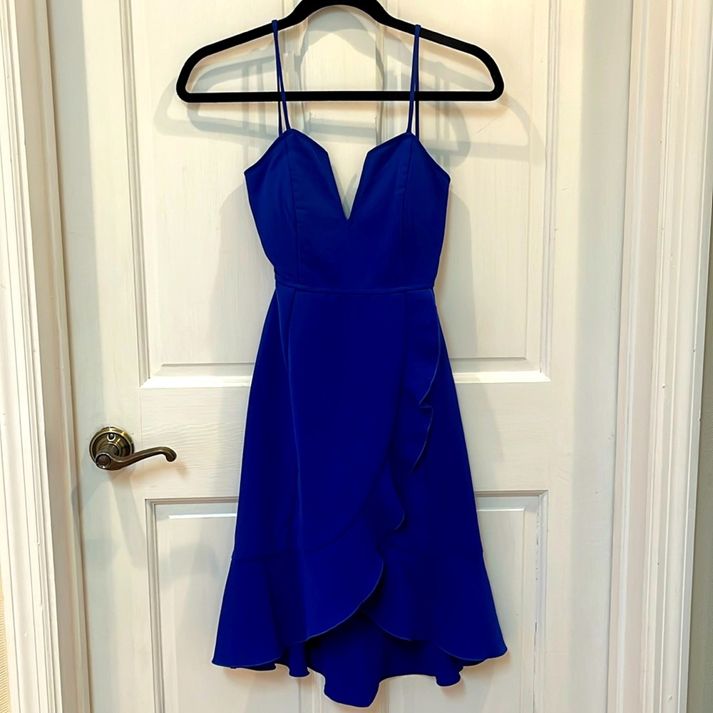 Brand: Q&A
Size: XS
Color: Navy Blue
*Worn once to a black tie wedding*